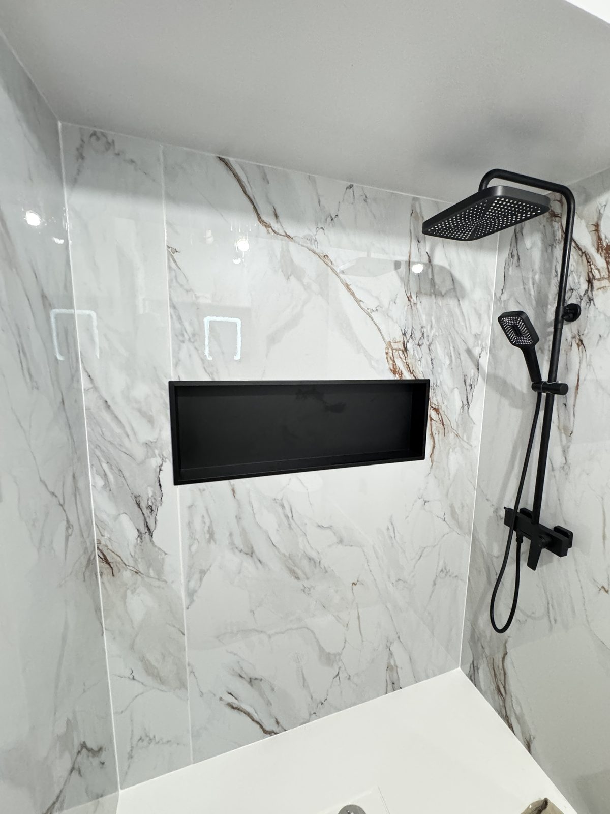 Seamless walls, recessed niche